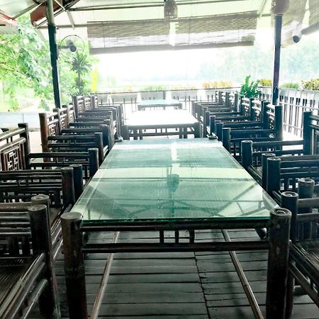 Vinh Gia Airport Lakeview Hostel Hanoi Bagian luar foto
