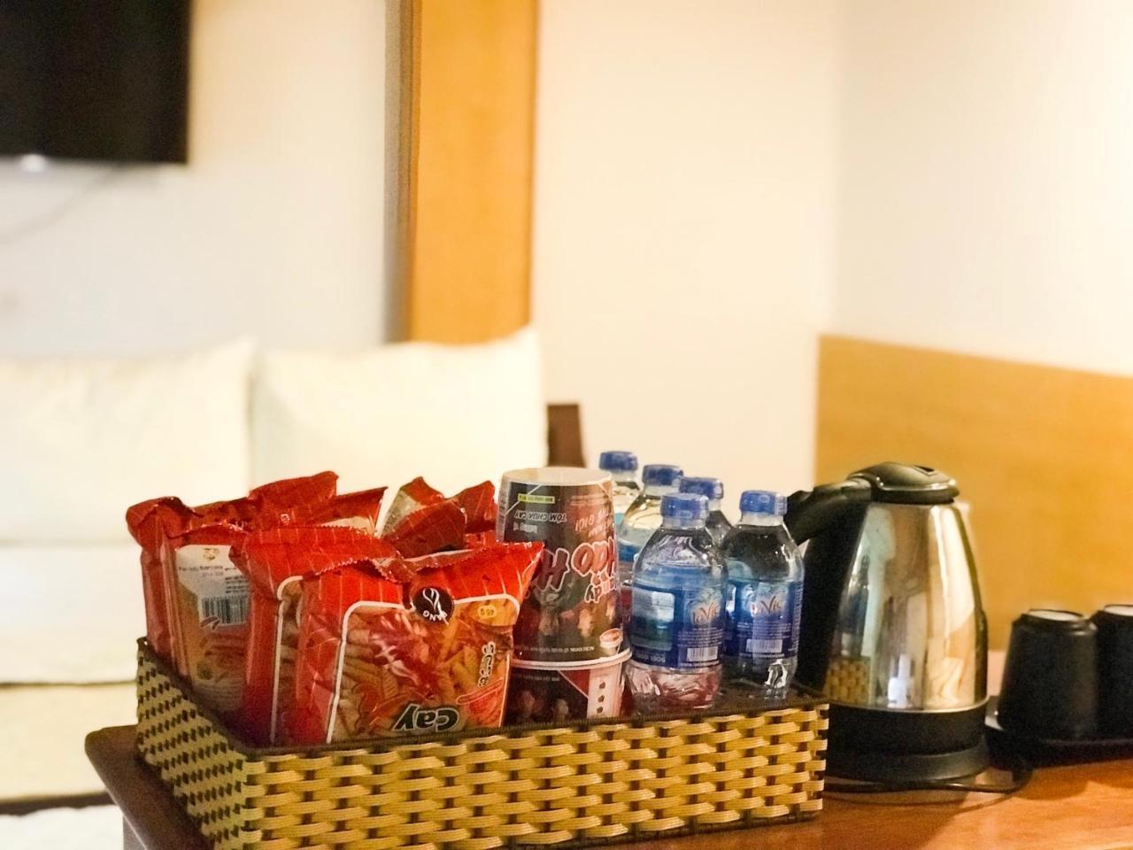 Vinh Gia Airport Lakeview Hostel Hanoi Bagian luar foto